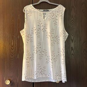 Bon Apple Tea white sleeveless top with tan branch pattern. Size 2X.